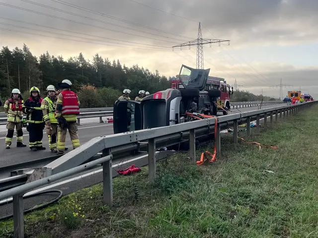 Um den eingeschlossenen Autofahrer sicher aus seiner misslichen Lage zu befreien, sicherte die Feuerwehr zunächst das auf der Seite liegende Fahrzeug gegen weitere Bewegungen ab. Anschließend wurde der Fahrer in enger Abstimmung mit dem Rettungsdienst aus dem Wagen gerettet. | Foto: Feuerwehr Kaiserslautern