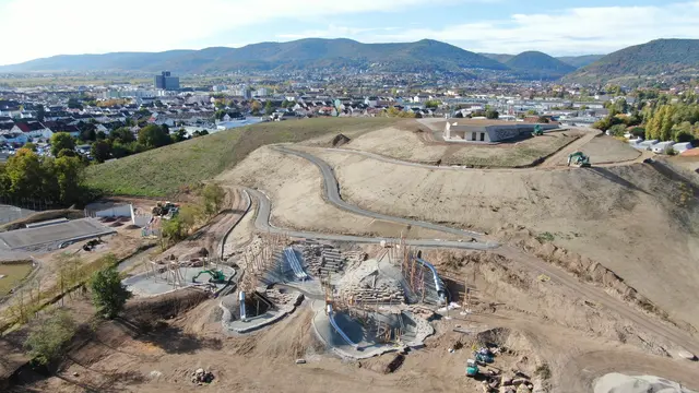 Der naturnahe Hangspielplatz entsteht aus Material vom Gelände | Foto: LGS28, Friedrich Fischer (ESN)