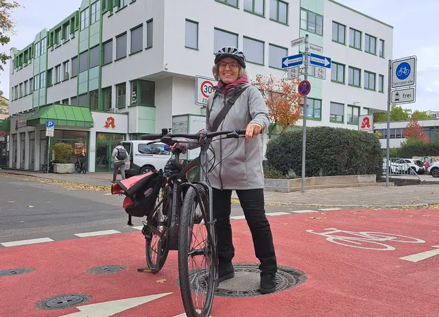 Julia Bingeser, Radverkehrsbeauftragte der Stadt Kaiserslautern, zieht eine erste Bilanz zur neuen Fahrradstraße zwischen Volkspark und Stadtpark. | Foto: Monika Klein