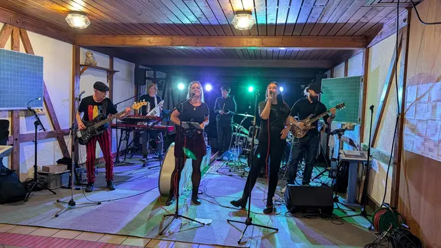 Livemusik mit den "Roof Tops" sorgte für Party-Stimmung an den Kerwetagen | Foto: Ortsgemeinde Hütschenhausen