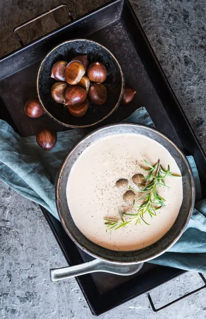 Cremige Keschdesuppe mit Kartoffeln und Lauch wärmt an kühlen Herbsttagen. | Foto: noirchocolate/stock.adobe.com
