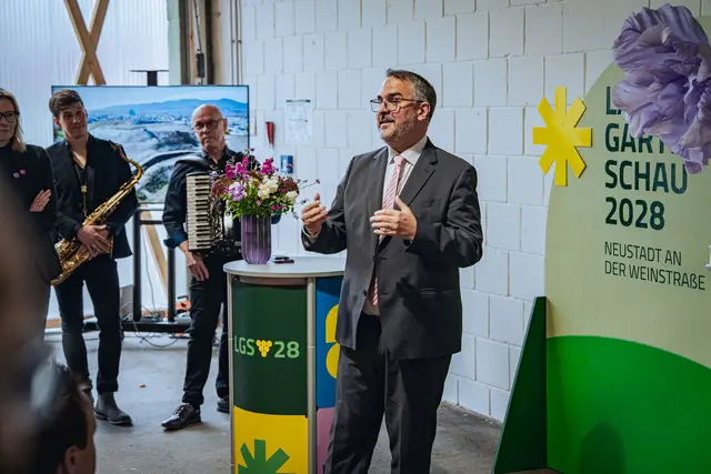 Neustadt OB Marc Weigel begrüßt die anwesenden Gäste | Foto: LGS28, Daniel Löwedey