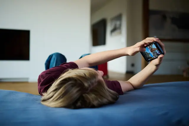 In Apps stimmen Kinder schnell Dingen zu - etwa ungewollten Käufen. Eltern sollten dann schnell reagieren und den jeweiligen App-Store oder Anbieter kontaktieren. | Foto: Annette Riedl/dpa/dpa-mag