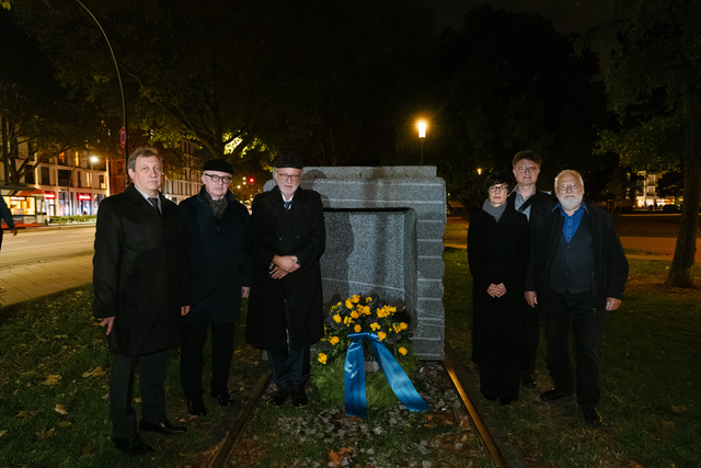 Gedachten am Mahnmal in der Schwanenteichanlage der Menschen, die 1940 nach Gurs deportiert wurden (v.l.): Michael Schwarzmann (Jüdischer Vorstand der Gesellschaft für Christlich-Jüdische Zusammenarbeit Heidelberg e.V.), Jona Pawelczyk-Kissin (Rabbiner der Jüdischen Kultusgemeinde Heidelberg), Prof. Dr. Michael Schmitt (Katholischer Vorsitzender der Gesellschaft für Christlich-Jüdische Zusammenarbeit Heidelberg e.V.), Bürgermeisterin Stefanie Jansen, Pfarrer Mirko Diepen (Evangelischer Vorsitzender der Gesellschaft für Christlich-Jüdische Zusammenarbeit Heidelberg e.V.), Helmut Haas (Schatzmeister der Gesellschaft für Christlich-Jüdische Zusammenarbeit Heidelberg e.V.). (Joe Pohl) | Foto: Stadt Heidelberg