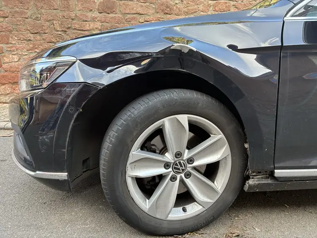 Nach einer Unfallflucht in der Ludwigstraße in Edesheim ist ein schwarzer VW Passat an der linken Front beschädigt worden. Der Schaden beträgt laut Polizei rund 8.000 Euro, Zeugen werden gesucht. | Foto: Polizeidirektion Landau