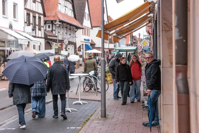 Trotz des wechselhaften Wetters bummelten am Sonntag zahlreiche Besucher über den Oktobermarkt in Kandel und genossen das herbstliche Marktgeschehen. | Foto: Paul Needham