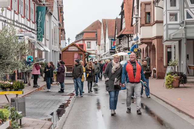 Trotz des wechselhaften Wetters bummelten am Sonntag zahlreiche Besucher über den Oktobermarkt in Kandel und genossen das herbstliche Marktgeschehen. | Foto: Paul Needham