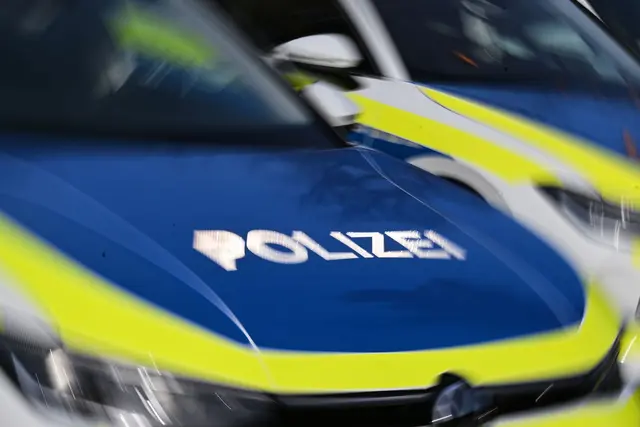 Der Mann soll auf dem Revier später die Polizisten angegriffen haben. (Symbolbild)  | Foto: Jens Kalaene/dpa