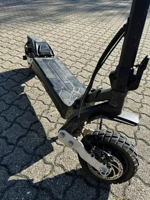 Ein 14-Jähriger soll bei Edenkoben mit einem offenbar technisch veränderten E-Scooter rund 60 km/h gefahren sein. Die Polizei ermittelt wegen Fahrens ohne Fahrerlaubnis und eines Verstoßes gegen das Pflichtversicherungsgesetz. | Foto: Polizeidirektion Landau