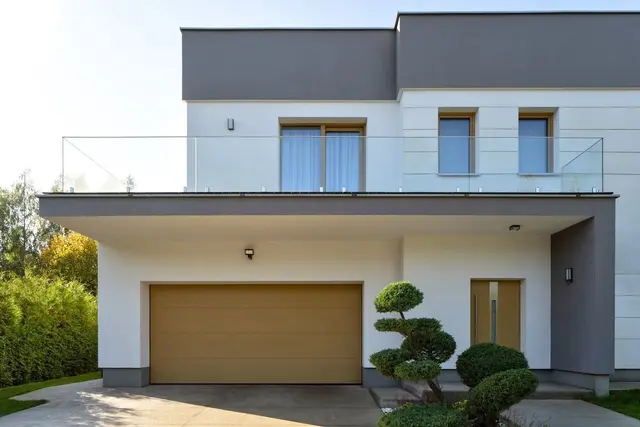 Moderne Sektionaltore nutzen den Platz vor der Garage optimal und fügen sich harmonisch in die Hausfassade ein.
 | Foto: Wisniowski Deutschland GmbH