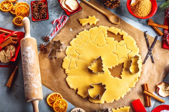 Die Kinderbackstube auf dem Speyerer Weihnachtsmarkt sucht Ehrenamtliche zum Plätzchenbacken. | Foto: karepa/stock.adobe.com