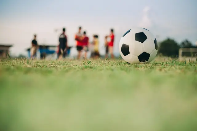 Unbekannte sind am vergangenen Wochenende in mehrere Vereinsheime und Geschäftsräume in Mannheim eingebrochen. Sie stahlen Bargeld, Gegenstände und 25 Trikot-Komplettsätze eines Fußballvereins. | Foto: nateejindakum/stock.adobe.com