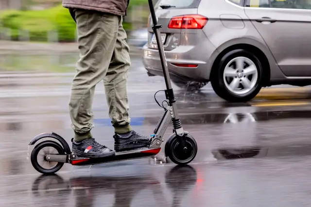 Der unbekannte Mann versuchte, den 19-Jährigen nach der Bemerkung von seinem E-Roller zu treten. (Symbolbild) | Foto: Christoph Soeder/dpa