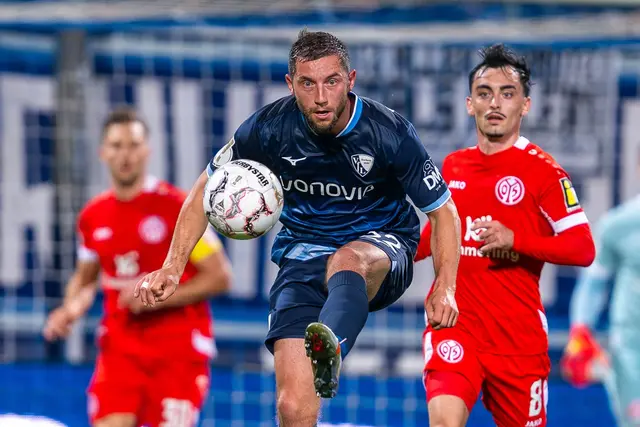 Bochums Maximilian Wittek behauptet den Ball vor Paul Nebel | Foto: David Inderlied/dpa