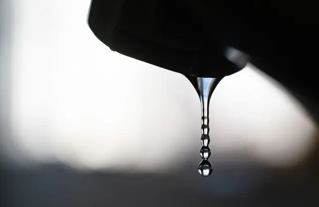 Die Trinkwasserversorgung fällt aktuell in Teilen von Saarbrücken aus. Die Wiederherstellung soll noch bis in die Abendstunden dauern. (Symbolbild) | Foto: Marijan Murat/dpa