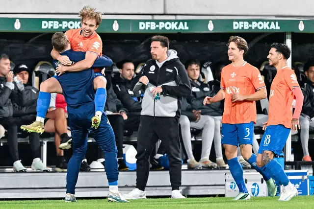 Der eingewechselte Lars Kehl feiert seinen Treffer mit Trainer Kohfeldt. | Foto: Uwe Anspach/dpa