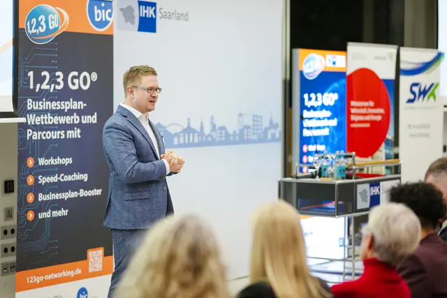 Prof. Dr. Dennis Steininger zeigte sich bei der Abschlussveranstaltung des 1,2,3 GO®-Businessplan-Wettbewerbs beeindruckt von den Gründungsideen der teilnehmenden Startups. | Foto: Oliver Dietze