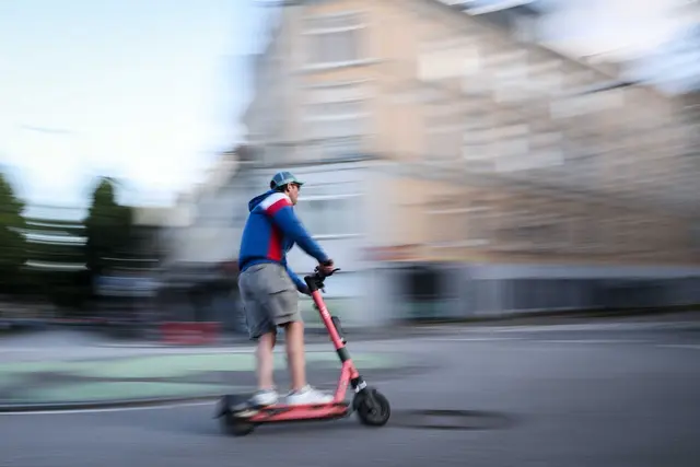 E-Scooter-Unfälle nehmen deutlich zu. (Symbolbild) | Foto: Christian Charisius/dpa