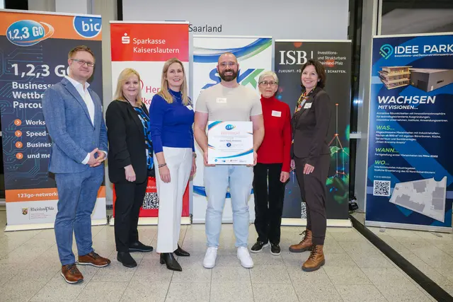 Das Kaiserslauterer Startup „Don't Panic Robotics“ von Eric Schöneberg (Mitte) belegte den zweiten Platz beim 1,2,3 GO®-Businessplan-Wettbewerb. Das Team entwickelt Plug-and-Play-Hardwaremodule, die Roboter und automatisierte Maschinen zuverlässig miteinander verbinden. | Foto: Oliver Dietze