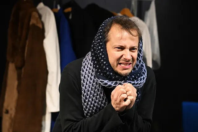 Tino Leo bringt mit dem Ein-Personen-Stück „NIEMANDSLAND“ die Deportation von Jüdinnen und Juden nach Gurs auf die Bühne.   | Foto: Tino Leo/gratis