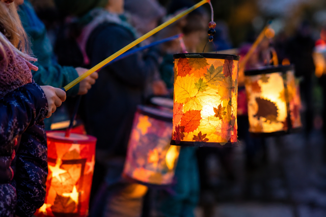 Zum Herbstfest gehört das Programm der Naturfreunde und ein Laternenumzug.  | Foto: Heike Schwitalla (bearbeitet mit KI)