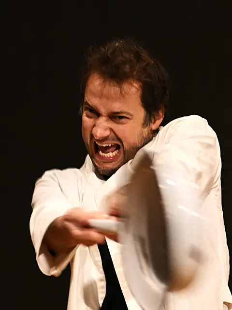 Schauspieler Tino Leo erzählt in „NIEMANDSLAND“ von Verfolgung, Entrechtung und Deportation während der NS-Zeit. | Foto: Tino Leo/gratis