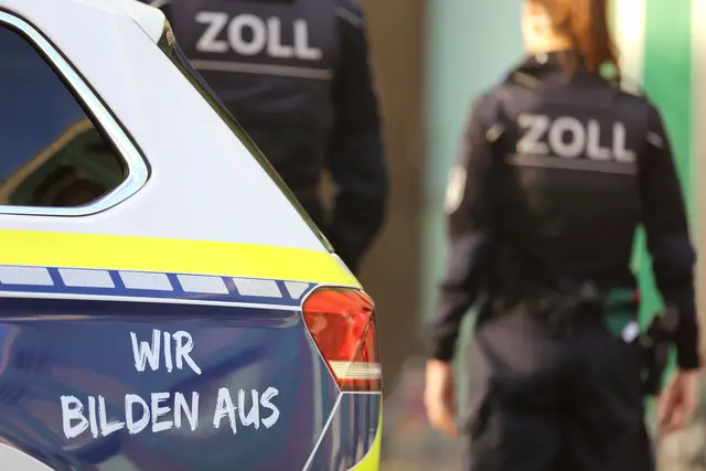Der Zoll kontrolliert auf einer Großbaustelle im Raum Saarbrücken rund 500 Beschäftigte. Etwa 300 Einsatzkräfte prüfen mögliche Schwarzarbeit, illegale Beschäftigung und Verstöße gegen den Mindestlohn. | Foto: Hauptzollamt Saarbrücken