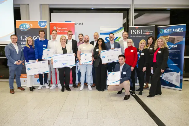 Beim 1,2,3 GO Businessplan-Wettbewerb wurden fünf Siegerteams aus Rheinland-Pfalz ausgezeichnet. Das bic Kaiserslautern koordinierte den Wettbewerb, an dem in der 17. Runde insgesamt 50 Teams aus Rheinland-Pfalz und dem Saarland teilnahmen. Das Foto zeigt alle Sieger aus Rheinland-Pfalz mit Vertretern des Ministeriums, den Unterstützern und dem bic-Team. | Foto: Oliver Dietze