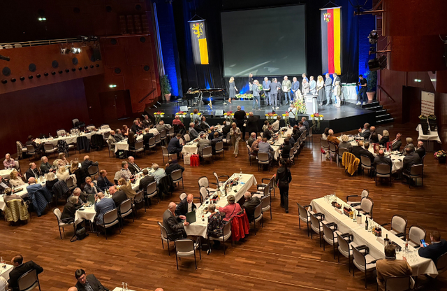 In Neustadt wurden 42 Menschen für ihr langjähriges kommunales Ehrenamt ausgezeichnet.  | Foto: Martin Koch