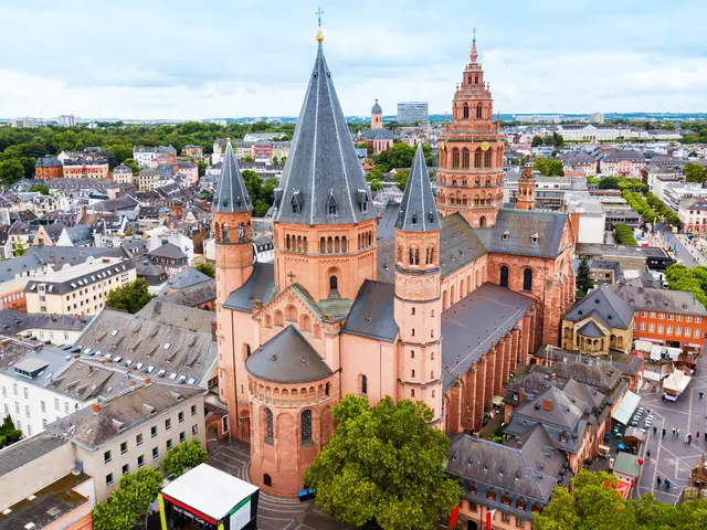 Der Mainzer Dom wird am Halloween-Wochenende zur besonderen Kulisse: Bei der „Langen Nacht der Heiligen“ können Besucher den Dom und das Dommuseum bei Taschenlampenführungen entdecken. | Foto: saiko3p/stock.adobe.com