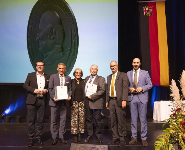 Erich Neu und Stephan Mees erhalten die Freiherr-vom-Stein-Plakette des Landes Rheinland-Pfalz. | Foto: Kreisverwaltung Kaiserslautern