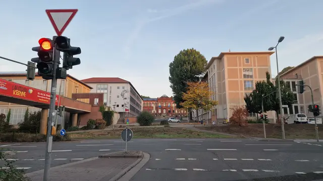 In der Martin-Luther-Straße verschafften sich die Täter gewaltsam Zutritt zu einem Schulgebäude und brachen mehrere Türen auf | Foto: Ralf Vester