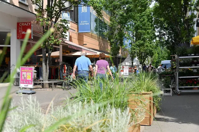 Frankenthal erlaubt mehr Außenwerbung, Warenauslagen und Außengastronomie bei freien Wegen. | Foto: Pressestelle Frankenthal, Foto: Jörg Puchmüller