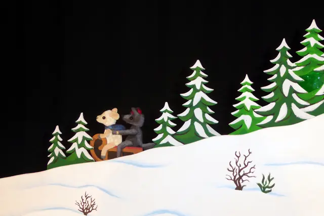 Schlittenfahrt mit Schaf und Wolf | Foto: Bielefelder Puppenspiele