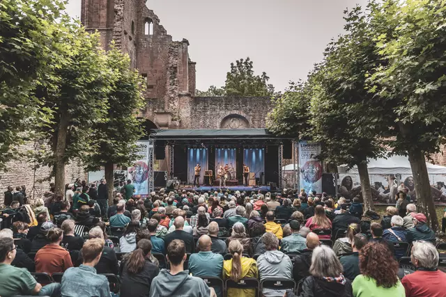 2025 kommen wahre Weltstars auf die Klosterruine Limburg: Freut Euch unter anderem auf Nigel Kennedy, Curtis Stigers und Corvus Corax! | Foto: Dennis DeBiase