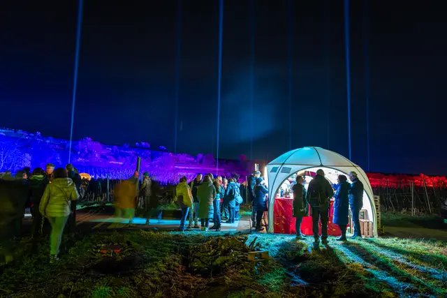 Entlang der 6 Kilometer langen Route versorgen neben den Weinbaubetrieben auch lokale Gastronomiebetriebe die wandernden Gäste. | Foto: Heimatlichter GmbH