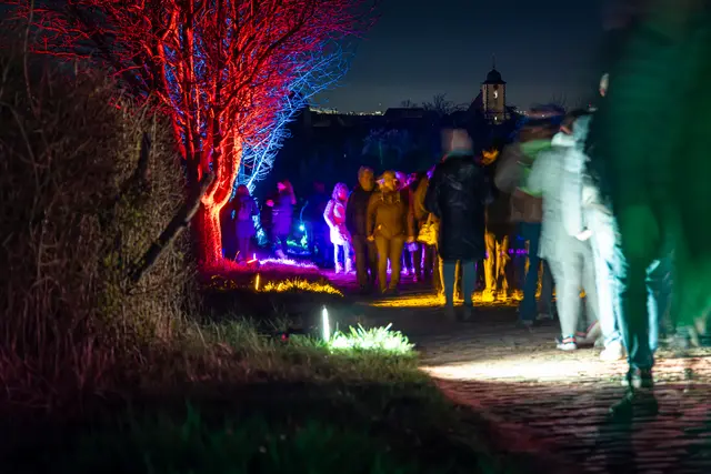 2026 wird zur Teilnahme an der Weinbergnacht ein Flanierbändchen benötigt. Dieses ist beim Kauf eines Weinpasses inklusive. Wer keinen Wein verkosten möchte, kann das Gesamtangebot der Veranstaltung für je 5 Euro das Flanierbändchen genießen. | Foto: Heimatlichter GmbH