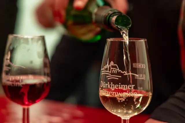 Mit einem Weinpass können Gäste 15 x 0,05 Liter der teilnehmenden Bad Dürkheimer Weinbaubetriebe verkosten. | Foto: Heimatlichter GmbH