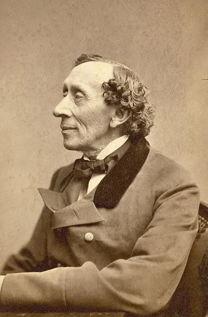 Hans Christian Andersen im Alter von 62 Jahren, aufgenommen von Thora Hallager | Foto: http://museum.odense.dk/viden-om/hc-andersen/publikationer/jeg-sad-i-dag-for-photographen.aspx, Gemeinfrei, https://commons.wikimedia.org/w/index.php?curid=11819411