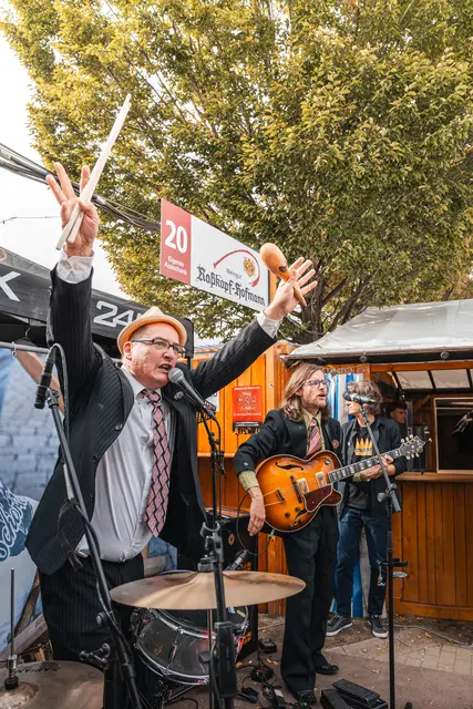 Das Duo Radikal (Dr. Beutelspacher &amp; Hering Cerin) sorgt für musikalische Kurzweil und Veranschaulichung mittels erfrischenden Interpretationen der Kurt Dehn Diskographie. Einen kleinen Geschmack darauf gab es bereits zum Literarischen Frühschoppen auf dem Dürkheimer Wurstmarkt 2025. | Foto: Jonatan Quantz Fotografie