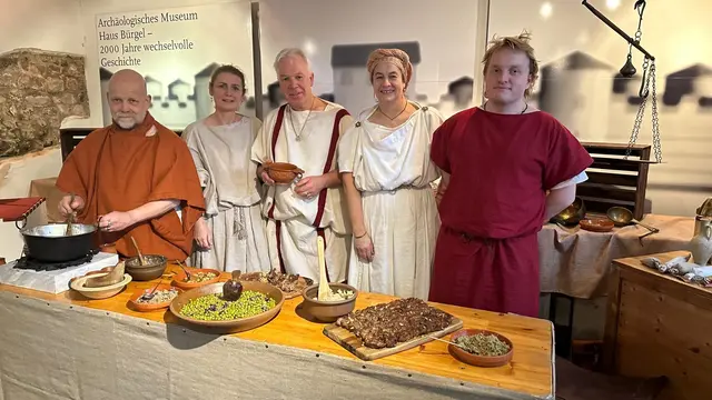 Die „I. Römercohorte Opladen“, die schon oft zu Gast auf der Römervilla am Weilberg war, zeigt mit ihren Akteuren in originalgetreuer Kleidung, mit welcher Raffinesse man in der römischen Küche Speisen zubereitete. | Foto: Berg; I. Roemercohorte Opladen