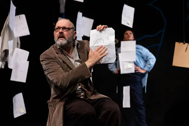 Matthias Hecht und Bernadette Evangeline Schlottbohm im Bühnenbild von Isabel Garcia Espino.  | Foto: Arthur Bauer