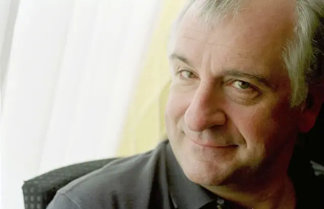 Douglas Adams by Michael Hughes, CC BY-SA 2.0 <https://creativecommons.org/licenses/by-sa/2.0>, via Wikimedia Commons | Foto: https://commons.wikimedia.org/wiki/File:Douglas_adams_portrait.jpg