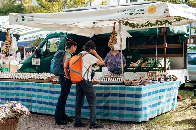 
Nachhaltiges Einkaufserlebnis beim Biosphären-Bauernmarkt | Foto: Biosphärenreservat Pfälzerwald-Nordvogesen/Eva Hartmann