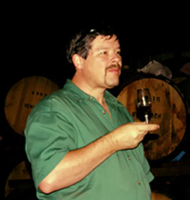 Whiskeytrinkender Mann in grünem Hemd | Foto: Stadtbücherei Östringen