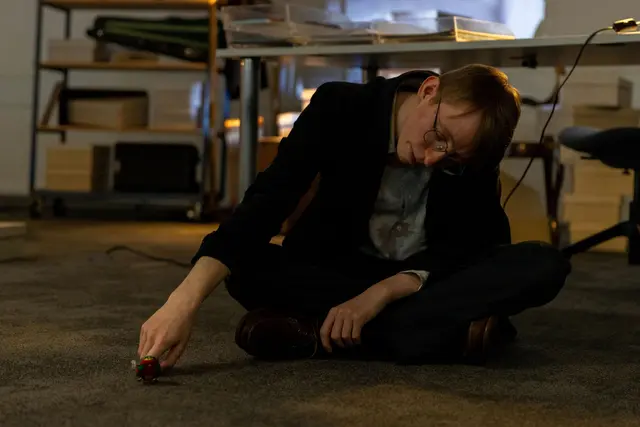 Moritz Hahn sitzt in versunkener Haltung am Boden | Foto: Elisa Berdica