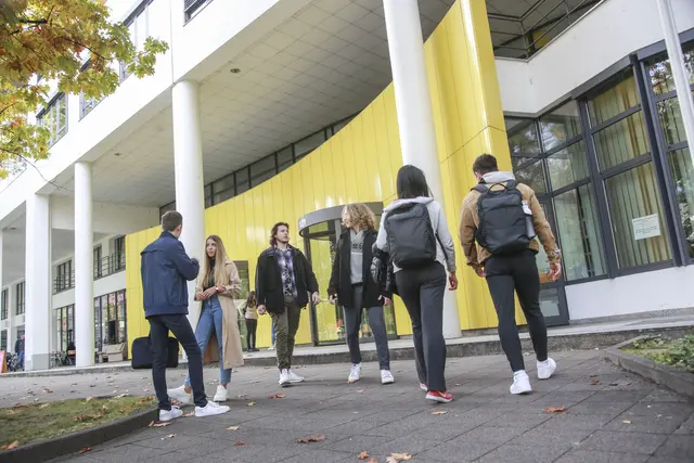 Studieninteressierte vor der DHBW Karlsruhe | Foto: Bildrechte: DHBW KA//Foto Fabry