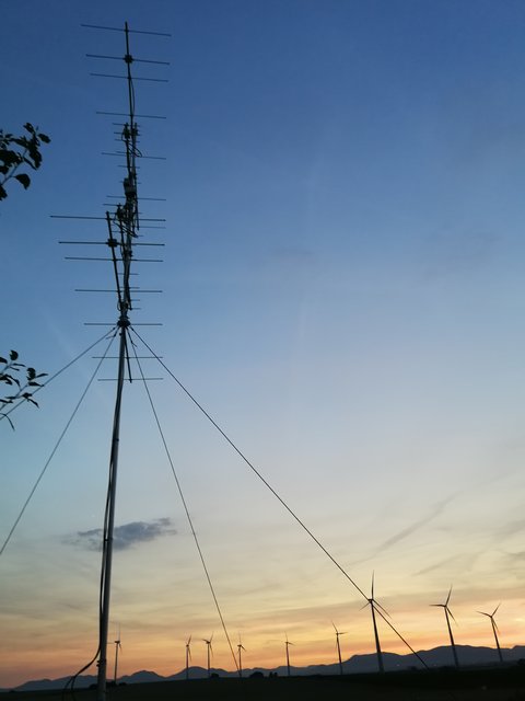 Schöner Ausblick auf den Pfälzer-Wald. Im Vordergrund Antennen Anlage für Amateurfunk und die Windräder bei Herxheim.