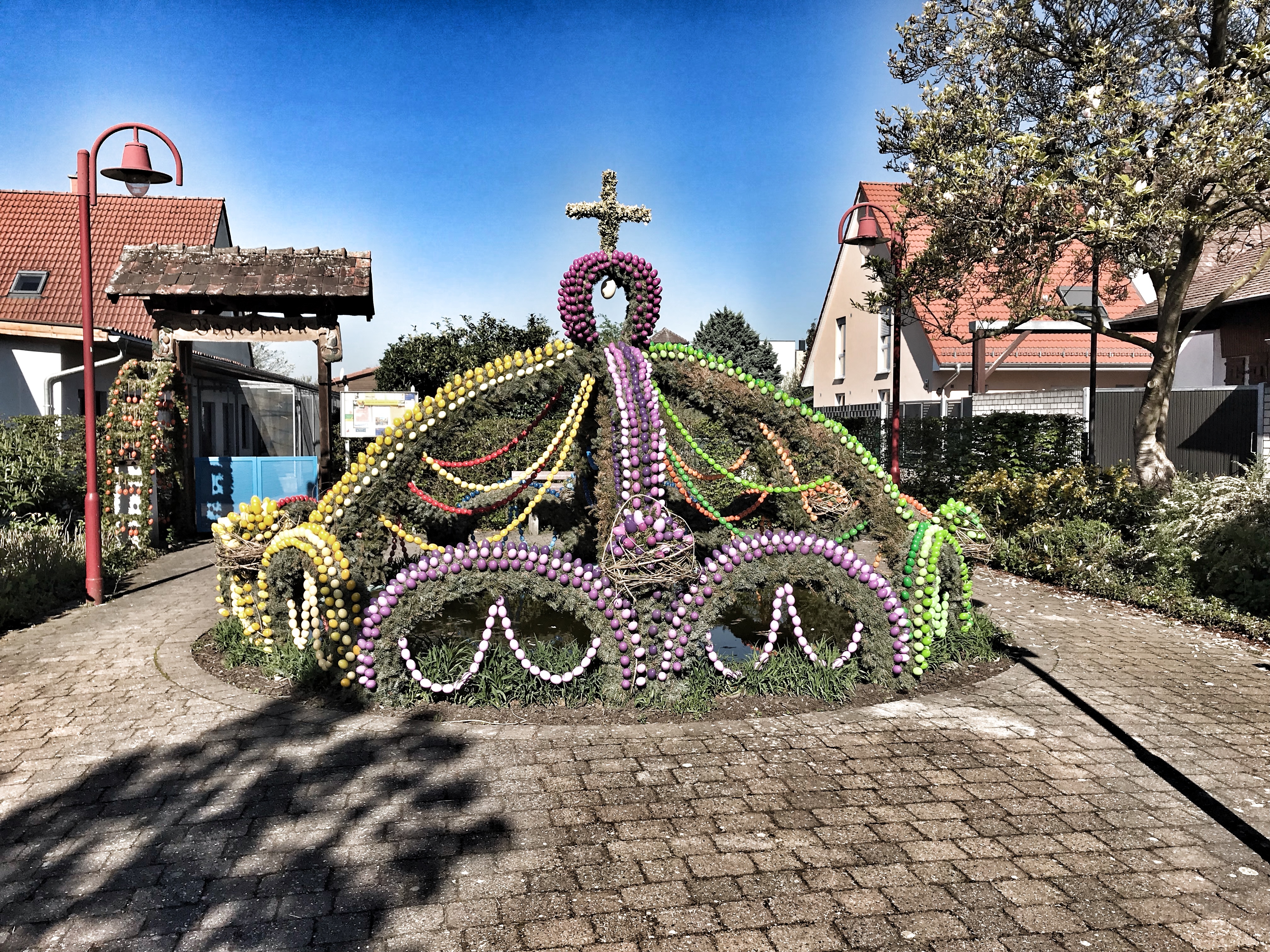 Der Osterbrunnen in Büchenau - prächtig geschmückt. Mit echten Eiern.