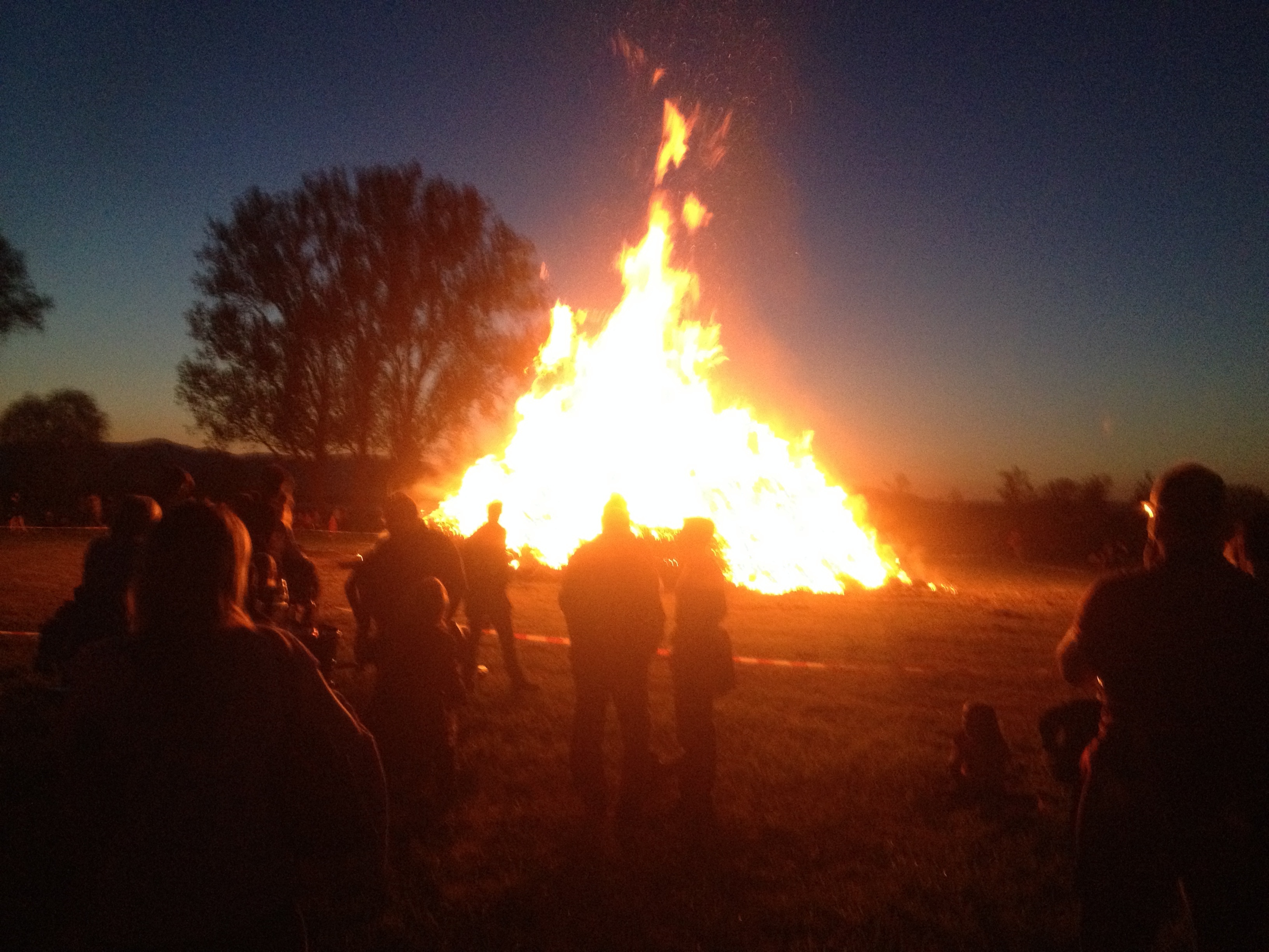 Gut besucht ist das Osterfeuer in Böbingen.